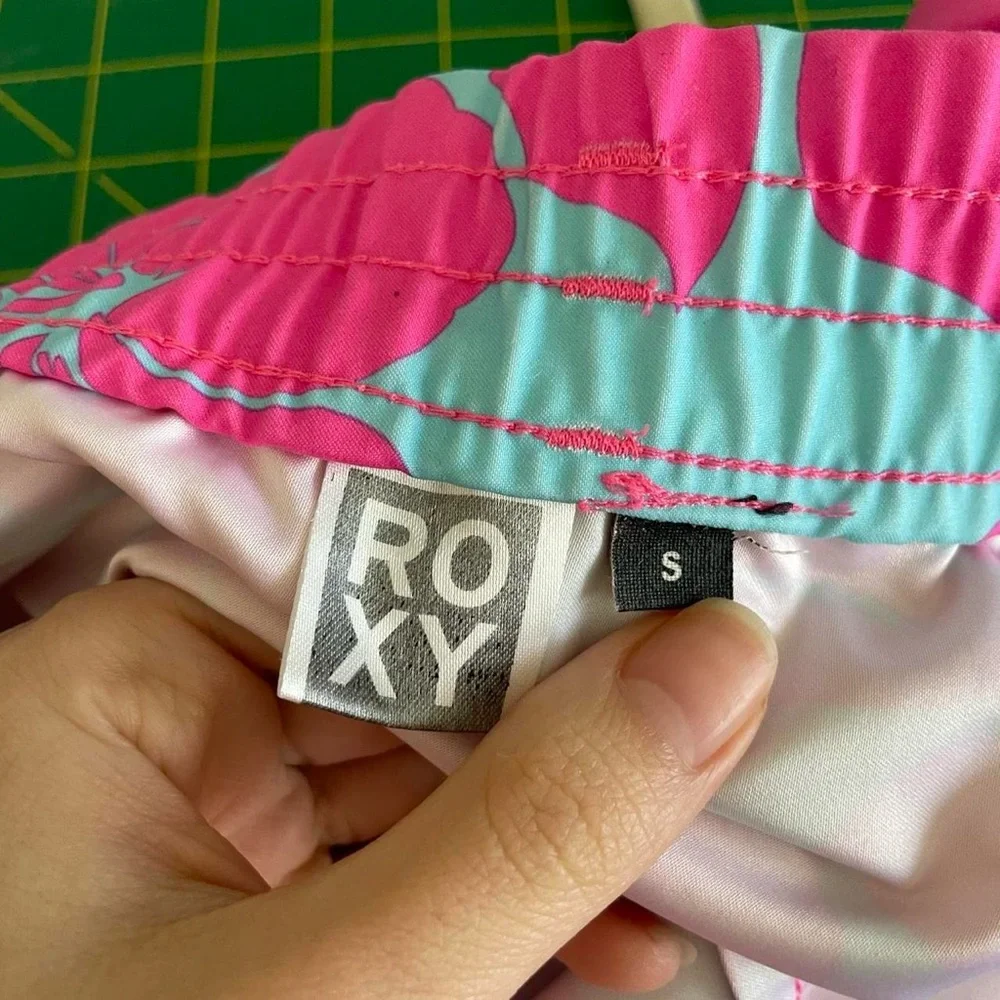 Vintage Y2K pink hibiscus mini skirt 💗 by Roxy - Picture 6 of 7